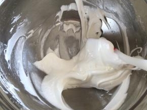 用刮刀快速翻拌至无粉末