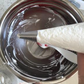 把蛋白霜轻轻压到裱花袋前端