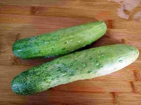 新鲜摘的黄瓜洗净备用