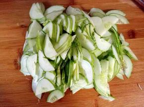 黄瓜去头尾切薄片