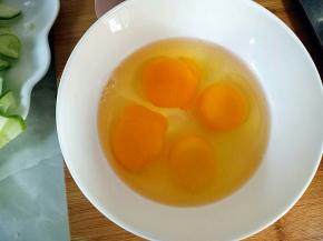 鸡蛋打入碗中，搅拌散开