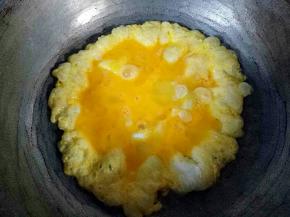 热锅冷油，待油热时倒入鸡蛋液煎至金黄熟透