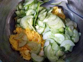 倒入黄瓜片翻炒