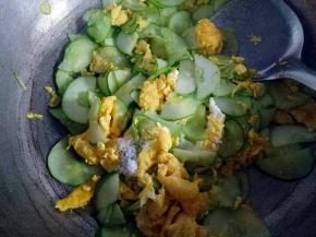 炒至黄瓜片微微出水，加入盐拌匀即可出锅