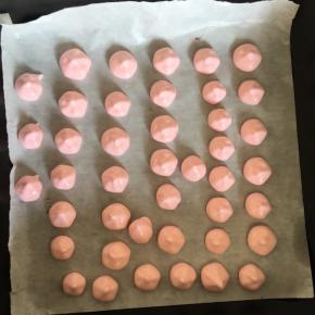 有一部分蛋白糊我还加了一滴红色色素，翻拌均匀，同样的方法挤到烤盘内的油纸上，100度，上下火，60分钟，烤完后不要立马拿出来，焖5分钟，取出，待凉后取出