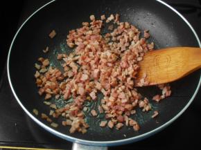 培根切碎炒一下