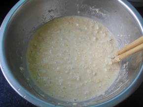 蛋液、面粉、燕麦加入大盆中，加1勺水，顺一个方向打成糊状