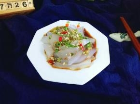 把调料汁淋在切好的凉粉上，放几粒枸杞装饰，即可开吃！ 很美味哦，适合夏天的菜。你也试试吧！