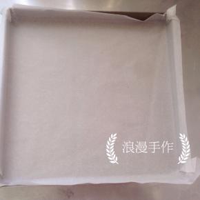 把油纸叠好放入金盘中备用。
