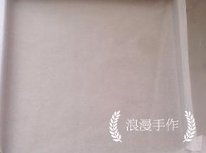 把油纸叠好放入金盘中备用。
