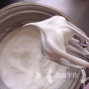 蛋白更加浓稠，提起打蛋器，蛋白出现弯弯的尖角时，停止打发。已经是湿性发泡的状态。