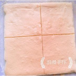 把凉好的蛋糕切成四份。