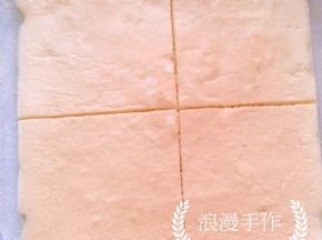 把凉好的蛋糕切成四份。