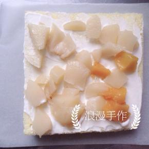 再铺上自己喜欢的水果。水果尽量擦干水份。