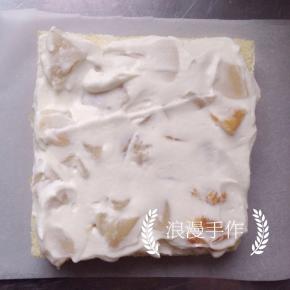再抹上一层淡奶油。