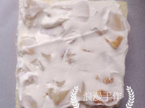 再抹上一层淡奶油。