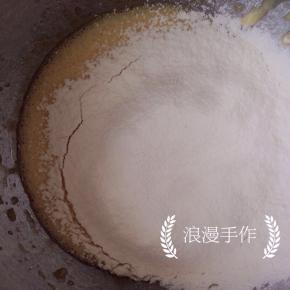 加入过筛的低筋面粉。