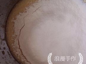 加入过筛的低筋面粉。