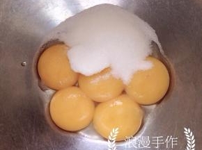 蛋黄加入细砂糖，用手动蛋抽Z字形轻轻打散即可，不可打发蛋黄。