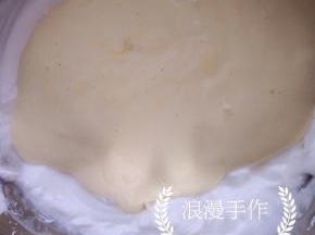 翻拌均匀后把蛋黄糊全部倒入蛋白中。