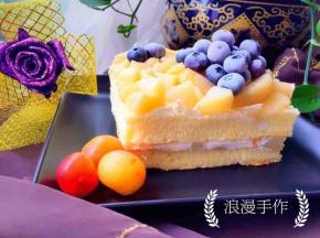 蛋糕边缘用刀稍微整理一下，会漂亮些，开始享用吧。