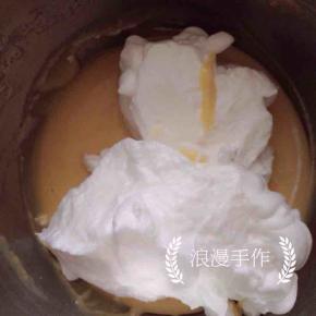 180度预热烤箱。取1/3的蛋白放入蛋黄中。