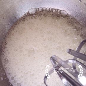 取蛋白，用电动打蛋器打至鱼眼泡时加入1/3的糖，继续打发。