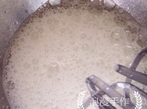 取蛋白，用电动打蛋器打至鱼眼泡时加入1/3的糖，继续打发。