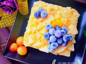 再盖上一片蛋糕后抹上一层淡奶油，然后铺上一层水果，这层就可以自由发挥了。