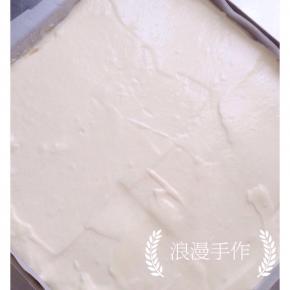 将混合均匀的蛋糕糊全部倒入准备好的模具中，抹平表面，端住模具两端在桌子上轻震两下，震出内部的大气泡。