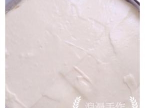将混合均匀的蛋糕糊全部倒入准备好的模具中，抹平表面，端住模具两端在桌子上轻震两下，震出内部的大气泡。