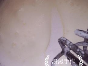 继续打发至蛋白比较浓稠时再加入1/3的细砂糖，继续打发。