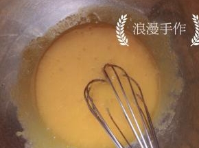 打散的蛋黄。