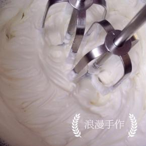 淡奶油加糖打发。