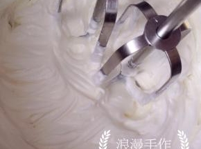 淡奶油加糖打发。