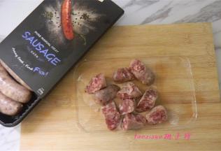 将珍妮珍馐秘制纯肉黑胡椒味的香肠切大的滚刀块（香肠不需要完全解冻，就可以煎制的）；