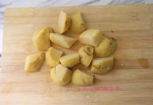 将土豆提前蒸熟去皮后，切大块；