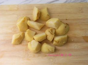 将土豆提前蒸熟去皮后，切大块；