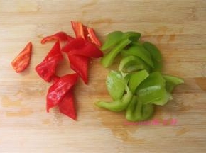 将青椒、红椒切块；