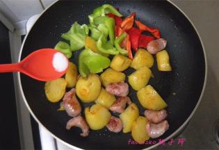 撒上食盐，如喜欢再撒上研磨的黑胡椒碎，拌匀即可。