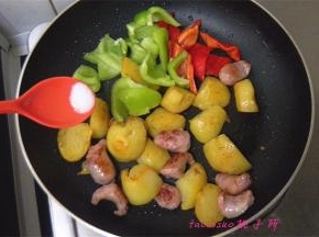 撒上食盐，如喜欢再撒上研磨的黑胡椒碎，拌匀即可。