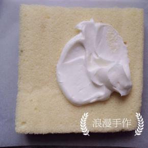 取一份抹上一层淡奶油，薄厚可根据自己的喜好。