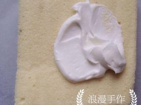取一份抹上一层淡奶油，薄厚可根据自己的喜好。
