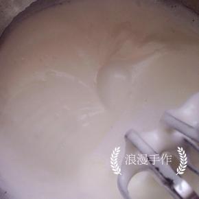 再打发至蛋白表面出现纹路时再加入剩下的细砂糖。继续打发。