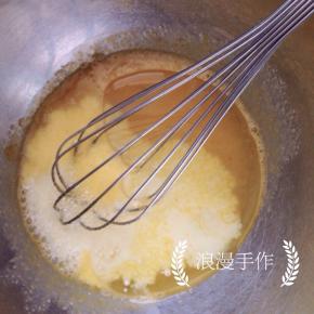 加入牛奶、色拉油，依旧Z字形搅拌均匀。