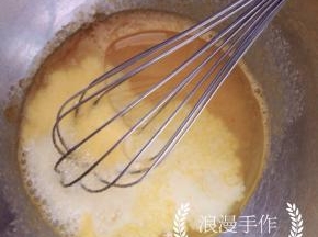 加入牛奶、色拉油，依旧Z字形搅拌均匀。