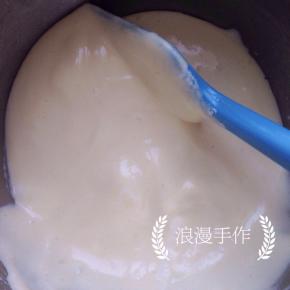用翻拌的手法拌匀。动作要轻、快，防止消泡。