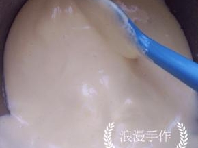 用翻拌的手法拌匀。动作要轻、快，防止消泡。