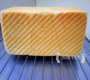 加盖送入预热好的烤箱。（也可做山形吐司，不加盖）上下火，中下层170度，35分钟。（时间温度得根据自家烤箱的脾气设定）烤好后马上取出，轻震一下，开盖脱模，倒扣在晾网上。