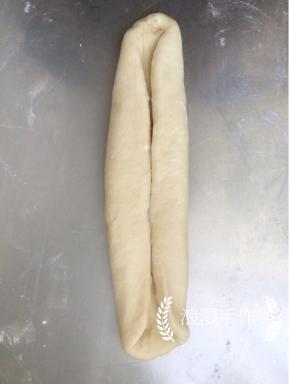 两边往中间对折。